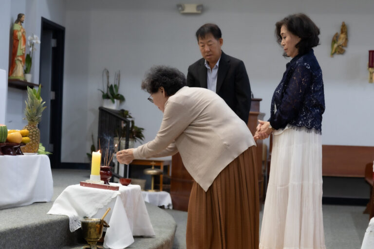 차례상 앞에 모은 정성